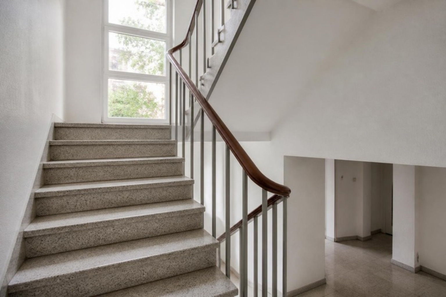 Symbolbild (KI-generiert): frisch gereinigtes Treppenhaus in einem Mehrfamilienhaus